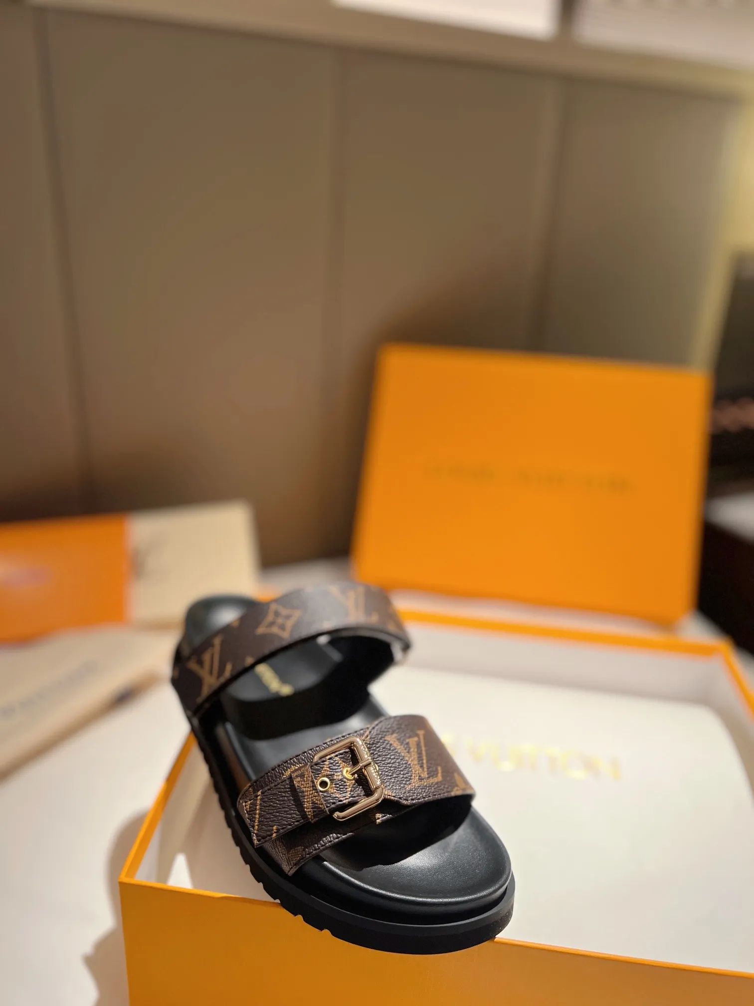👟👟Ex-factory price P👟👟Ex-factory price P380👟👟 LV | Louis Vuitton ²⁰²³ 𝐬𝐬 🧡💚2023 spring and summer new style top version⚠️ The counter features the latest hot-selling slippers, hard goods are new🆕 ❥Purchase level! Full of high-end feel! A popular model among bloggers at home and abroad, it’s retro and fashionable and looks amazing on your feet! Mainly recommended model on the official website★ ━━━━━ ЅᏇєєt ━━━━━ ▪️Upper: original custom-made presbyopic fabric ▪️Lining: imported sheep leather ▪️Outsole: original ultra-light foam sole ▪️Shoe size: 35 to 43